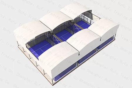 Se trata de tres cubiertas para pistas de pádel motorizadas y divididas una al lado de la otra.