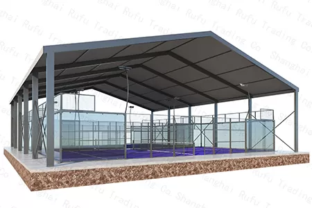 Se trata de dos tejados de pádel de aluminio con púas uno al lado del otro.