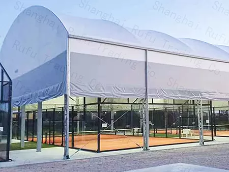 Cobertizo en arco de doble hilera personalizado con techo dividido para pista de pádel Foto real