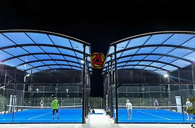 Pista de pádel con techo